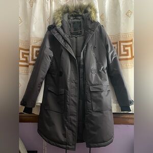 Heavy coat
Condition: new 
Color : Grey
Brand : farenheit